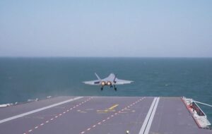 Новини світу - Китай уперше показав зліт винищувача J-15T з авіаносця Фуцзянь