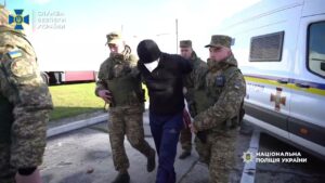СБУ, ОГП та Нацполіція передали Литві російського військового, який катував литовця в Україні