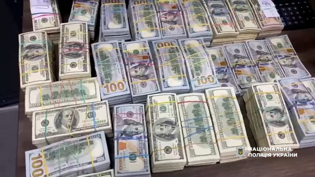 Організували шахрайську біржу: слідчі поліції повідомили про підозру учасникам ОЗГ