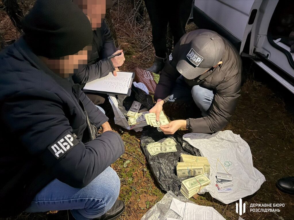 Новини Києва - Ховався в лісі з грошима: київський поліцейський отримав підозру