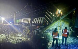 Новини світу - В Росії зруйновано залізничне полотно після сходження локомотиву