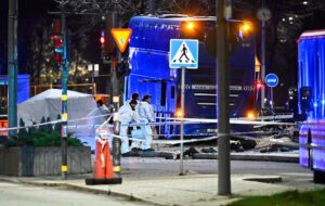 Новини світу - В Стокгольмі двоповерховий автобус врізався в зупинку з людьми: є загиблі