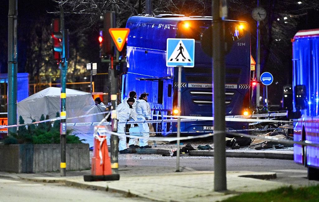 Новини світу - В Стокгольмі двоповерховий автобус врізався в зупинку з людьми: є загиблі