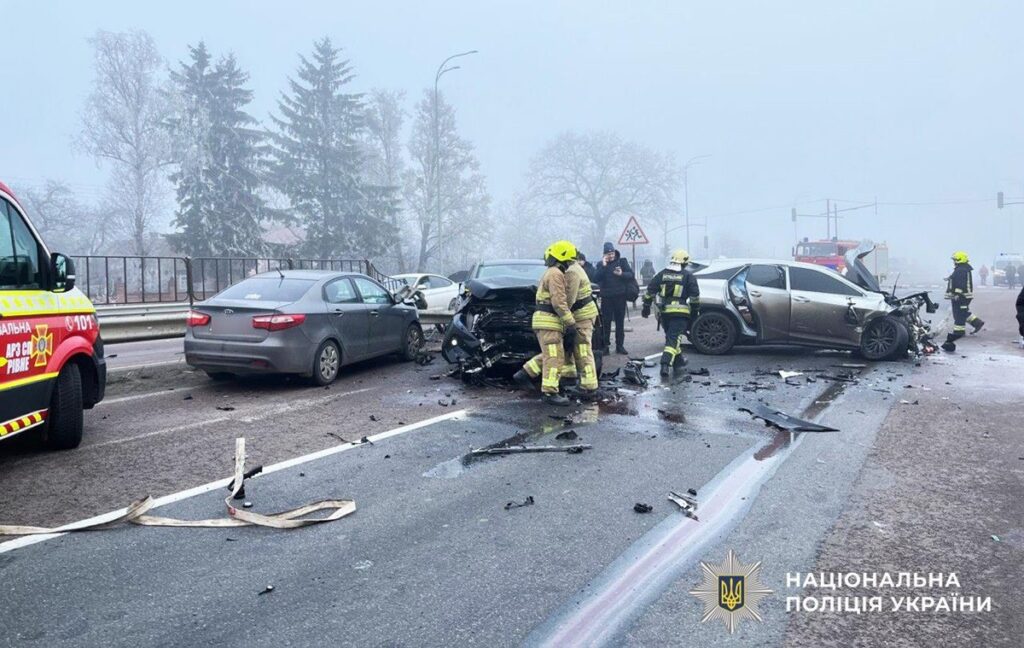 Новини України - Біля Рівного велике ДТП заблокувало трасу на Київ