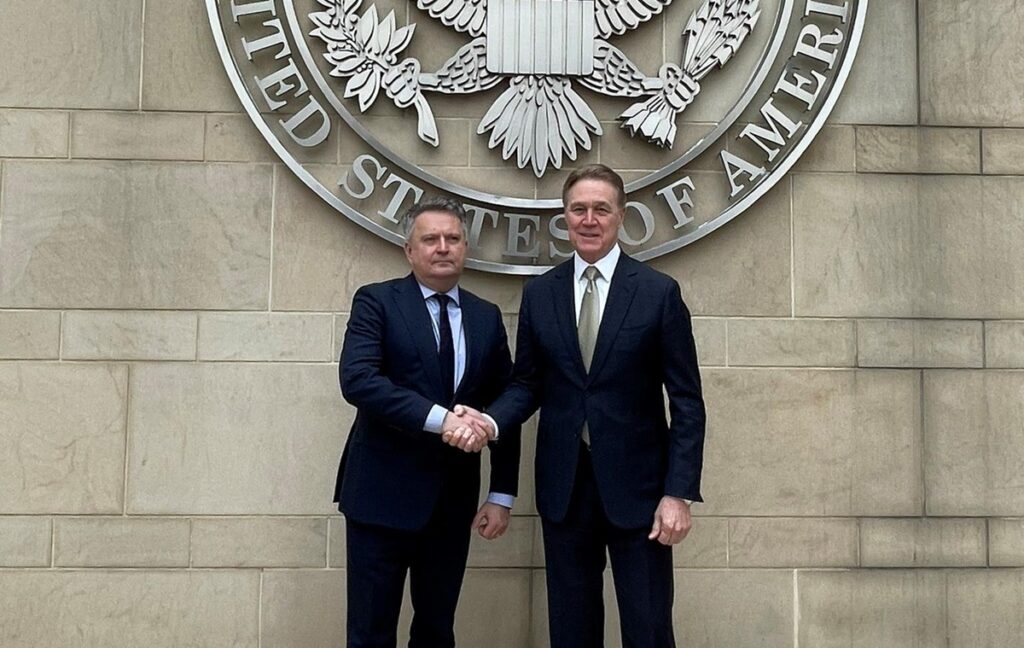 Новини України - Кислиця прибув на переговори до Китаю