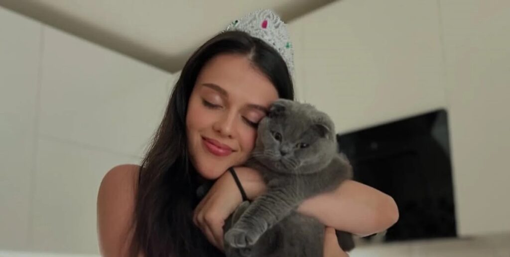 Новини культури - Українка розповіла, як заробляє її кіт