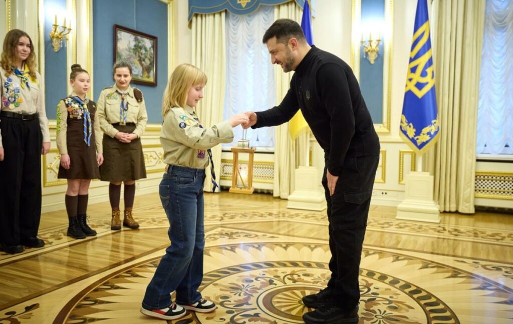 Новини України - Зеленський прийняв Вифлеємський вогонь миру від скаутів