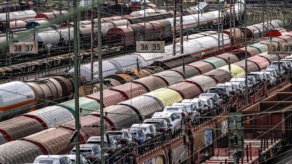 Новини світу - В Німеччині з рейок зійшов локомотив, поліція не виключає саботаж - ЗМІ